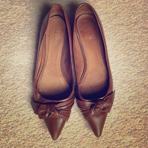 Brown flats with knot at toe